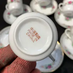 قهوه خوری گل قرمز قدیمی چین قدیم کاملا سالم و زیبا قطر فنجان ۸ و قطر نعلبکی ۱۲ سانت