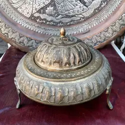 خاویار خوری برنجی قدیمی تمام قلم برجسته و کهنه سایز متوسط سنگین وزن پایه های خاص و زیبا