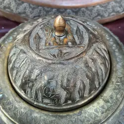 خاویار خوری برنجی قدیمی تمام قلم برجسته و کهنه سایز متوسط سنگین وزن پایه های خاص و زیبا
