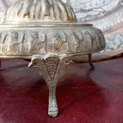 خاویار خوری برنجی قدیمی تمام قلم برجسته و کهنه سایز متوسط سنگین وزن پایه های خاص و زیبا