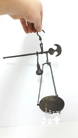 قپان برنجی همراه وزنه (ترازو) طرح قدیم ارتفاع ۳۰ سانت