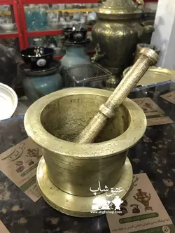 هاون برنجی قدیمی فوق العاده زیبا و آنتیک سنگین وزن حدودا هفت کیلو به بالا کاملا سالم و تمیز سایز بزرگ و کم یاب ارتفاع بدون دسته ۱۴ قطر ۱۸ طول دسته ۲۵ سانت