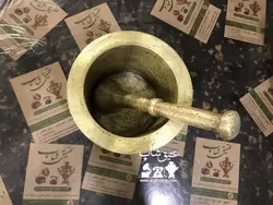هاون برنجی قدیمی فوق العاده زیبا و آنتیک سنگین وزن حدودا هفت کیلو به بالا کاملا سالم و تمیز سایز بزرگ و کم یاب ارتفاع بدون دسته ۱۴ قطر ۱۸ طول دسته ۲۵ سانت