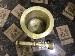 هاون برنجی قدیمی فوق العاده زیبا و آنتیک سنگین وزن حدودا هفت کیلو به بالا کاملا سالم و تمیز سایز بزرگ و کم یاب ارتفاع بدون دسته ۱۴ قطر ۱۸ طول دسته ۲۵ سانت