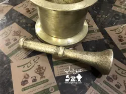 هاون برنجی قدیمی فوق العاده زیبا و آنتیک سنگین وزن حدودا هفت کیلو به بالا کاملا سالم و تمیز سایز بزرگ و کم یاب ارتفاع بدون دسته ۱۴ قطر ۱۸ طول دسته ۲۵ سانت
