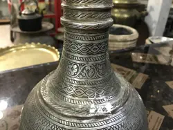 تنگ مسی قاجاری تمام دور تا دور قلم کهنه و زنده ارتفاع ۳۳،کاملا سالم و فوق العاده زیبا ،موزه ای و کلکسیونی