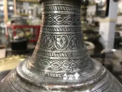 تنگ مسی قاجاری تمام دور تا دور قلم کهنه و زنده ارتفاع ۳۳،کاملا سالم و فوق العاده زیبا ،موزه ای و کلکسیونی