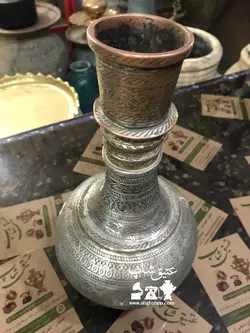 تنگ مسی قاجاری تمام دور تا دور قلم کهنه و زنده ارتفاع ۳۳،کاملا سالم و فوق العاده زیبا ،موزه ای و کلکسیونی