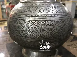 تنگ مسی قاجاری تمام دور تا دور قلم کهنه و زنده ارتفاع ۳۳،کاملا سالم و فوق العاده زیبا ،موزه ای و کلکسیونی