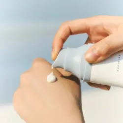 سرم ضدآفتاب ماداگاسکار سنتلا هیالو سیکا اسکین 1004 Skin1004 Madagascar Centella Hyalu-cica Water-fit Sun Serum