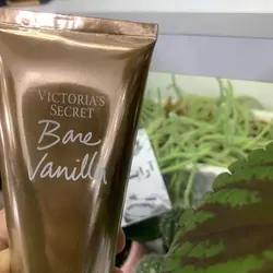 لوسیون بدن ویکتوریا سکرت مدل بیر وانیل – Bare Vanilla - فرشته زیبایی