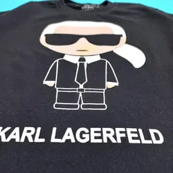 تیشرت مشکی مرد عینکی