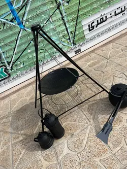 پک کامل منقل تاشو مسافرتی یک متری ساده پک کامل شامل(منقل تاشو یک متری-ساج گرانیت ضخیم-توری گریل-دیزی۶نفره-انبر بیلچه-شامورتی ۳لیتری)