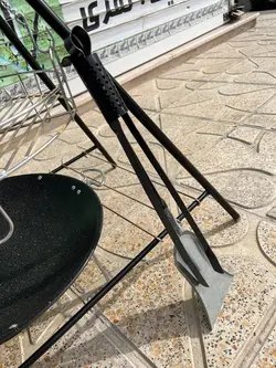 پک کامل منقل تاشو مسافرتی یک متری ساده پک کامل شامل(منقل تاشو یک متری-ساج گرانیت ضخیم-توری گریل-دیزی۶نفره-انبر بیلچه-شامورتی ۳لیتری)