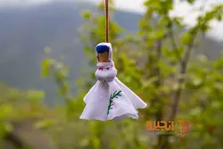عروسک محلی با طرح شاخه سرخدار