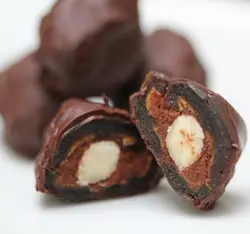 خرما مغزدار با روکش شکلاتی