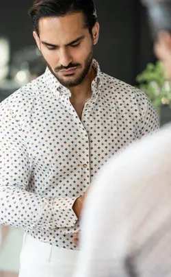 پیراهن یقه دکمه دار طرح خاجی سفید P188 بازلی