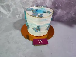 کیک خامه ای با تزیین پروانه