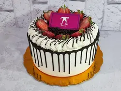 کیک خامه ای با تزئین توت فرنگی