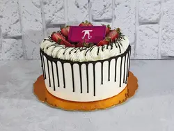 کیک خامه ای با تزئین توت فرنگی