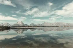 خانم دکتر در حال تزریق آمپول به کودک - مرجع دانلود فایلهای دیجیتالی