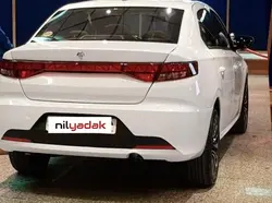 زه استیل جلو پنجره تارا