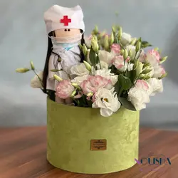 پکیج باکس گل استوانه ای مخمل سبز پسته‌ای با عروسک روسی - فروشگاه اینترنتی نوشا گیفت