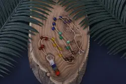 گردنبند تخصصی هفت‌ چاکرا مکرومه بافی شده به همراه مدال هفت چاکرا - آسمون | فروشگاه سنگ و جواهرات