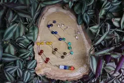 گردنبند تخصصی هفت‌ چاکرا مکرومه بافی شده به همراه مدال هفت چاکرا - آسمون | فروشگاه سنگ و جواهرات