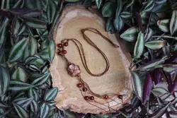 گردنبند راف اونتورین پرتقالی مکرومه بافی شده به همراه مهره های عقیق قرمز - آسمون | فروشگاه سنگ و جواهرات