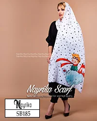 شال نخی فانتزی سفید با ستاره ای ریز مشکی و طرح مسافر کوچولو کد SB185