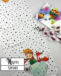 شال نخی فانتزی سفید با ستاره ای ریز مشکی و طرح مسافر کوچولو کد SB185