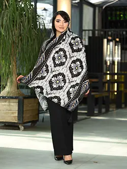 شال نخی مشکی و طوسی طرح گل اسلیمی و گندم در حاشیه کد SG271