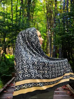 روسری نخی سایز ۱۲۰ مشکی طرح فرگامو با حاشیه کرم کد SC05