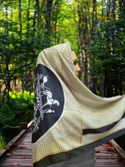 روسری نخی سایز ۱۴۰ پیچازی سفید و کرم با نماد هرمس کد SC007