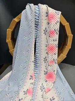 شال نخی پلیسه آبی و سفید با گلهای رز صورتی کد NA39