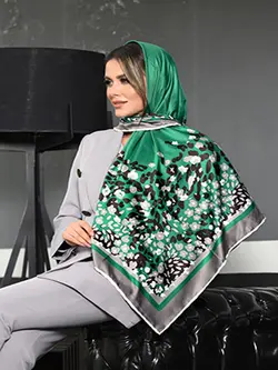 روسری ابریشم توییل سایز ۱۲۰ سبز زمردی با شکوفه های ریز کد SC35