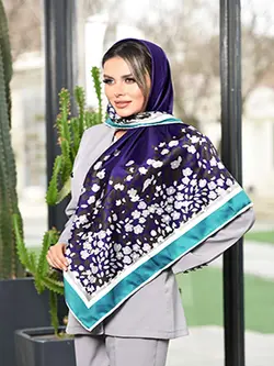 روسری ابریشم توییل سایز ۱۲۰ سبز زمردی با شکوفه های ریز کد SC35