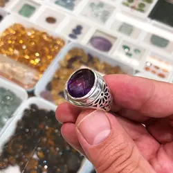 انگشتر نقره مردانه نگین آمتیست آفریقایی رکاب شبکه داوودی ۲۳۵۴۰۴