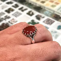 انگشتر نقره نگین عقیق سرخ یمنی رکاب دور چنگ سیاه قلم ۲۳۵۳۹۷