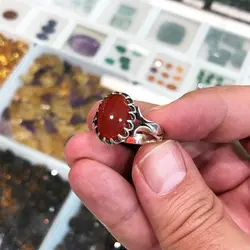 انگشتر نقره نگین عقیق سرخ یمنی رکاب دور چنگ سیاه قلم ۲۳۵۳۹۷