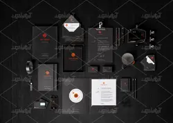 موکاپ ست اداری و پوشه مشکی در روی میز سیاه