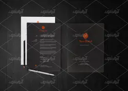 موکاپ ست اداری و پوشه مشکی در روی میز سیاه