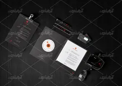 موکاپ ست اداری و پوشه مشکی در روی میز سیاه