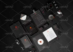 موکاپ ست اداری و پوشه مشکی در روی میز سیاه