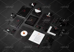 موکاپ ست اداری و پوشه مشکی در روی میز سیاه