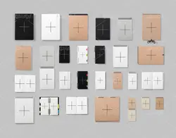 موکاپ کاغذ و برگه به همراه لوازم الکترونیک روی میز سفید