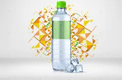 موکاپ بطری آب معدنی کوچیک کنار لیوان آب