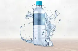 موکاپ بطری آب معدنی کوچیک کنار لیوان آب