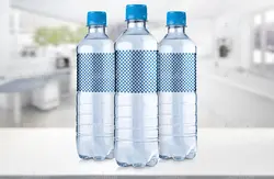 موکاپ بطری آب معدنی کوچیک کنار لیوان آب